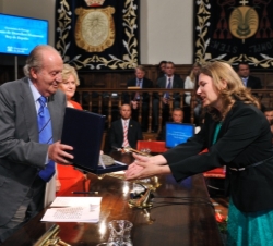 Su Majestad el Rey hace entrega del premio de Derechos Humanos Rey de España a la Sra. Agnieszka Raczynska, secretaria ejecutiva de la Red Nacional de